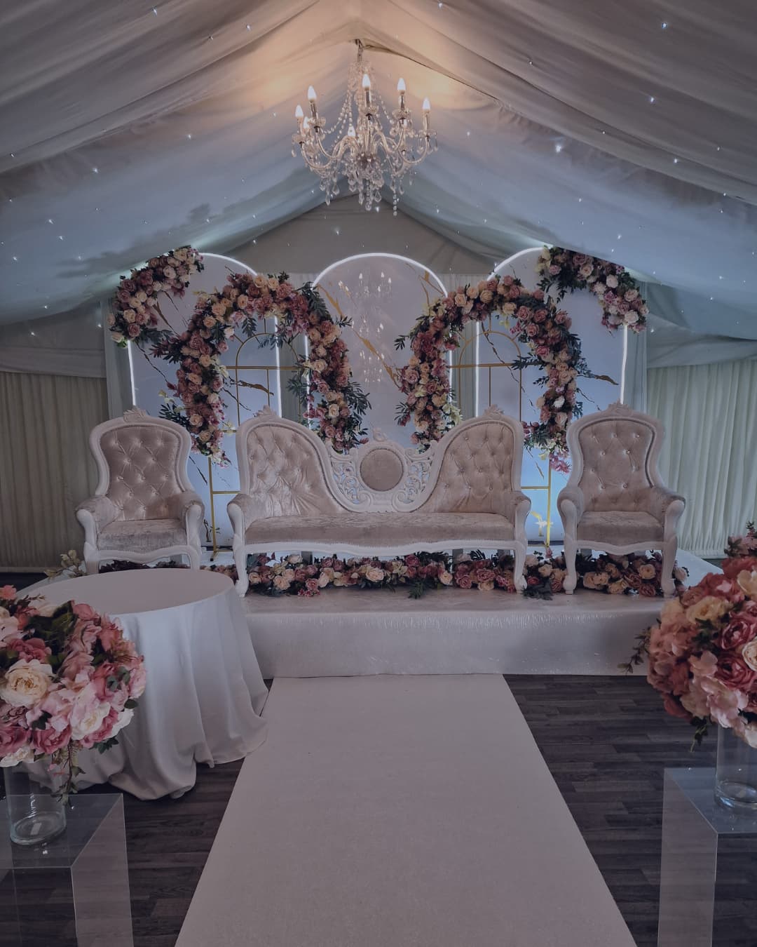 A celebration dressed in ivory and gold at the estate